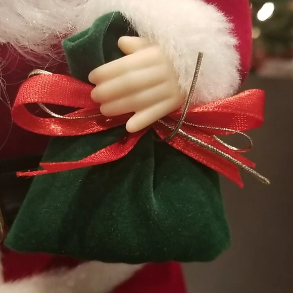 12" Moving Musical Santa - Picture 7 of 17